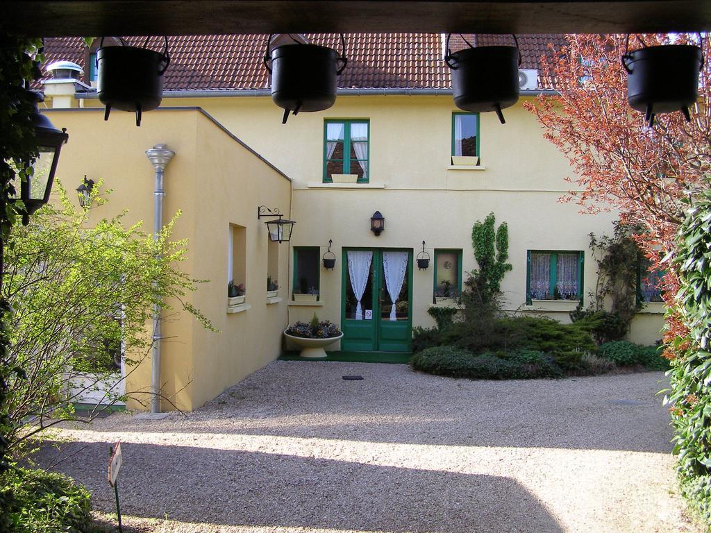Logis Auberge A La Tete De Lard Ла-Ферте-Эмбо Экстерьер фото