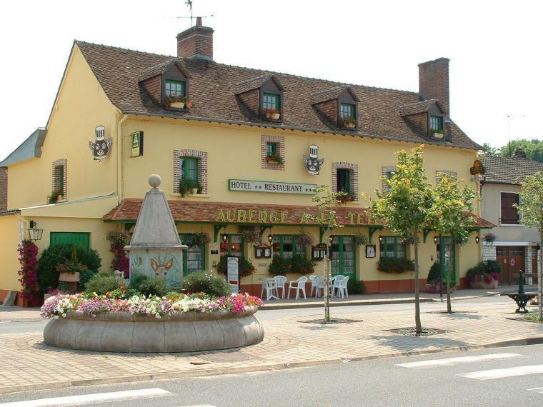 Logis Auberge A La Tete De Lard Ла-Ферте-Эмбо Экстерьер фото